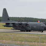 Selbstschutzsysteme: Das Transportflugzeug C-130J Super Hercules landet auf dem Flughafen BER im Rahmen der ILA 2024 in Schönefeld.