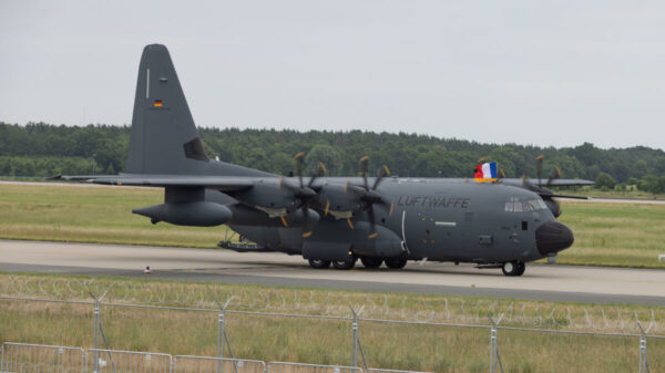 Selbstschutzsysteme: Das Transportflugzeug C-130J Super Hercules landet auf dem Flughafen BER im Rahmen der ILA 2024 in Schönefeld.