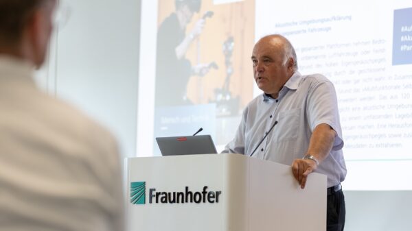 Prof. Dr. Peter Martini, Leiter des Fraunhofer-Instituts für Kommunikation, Informationsverarbeitung und Ergonomie FKIE, sieht bei der Förderung der wehrwissenschaftlichen Forschung „dringlichen Handlungsbedarf, um Deutschland weiterhin an der Spitze des Fortschritts zu halten“.