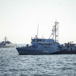 Das Minenjadgboot M 1063 Bad Bevensen fährt gemeinsam mit einem Minenjadgboot der estnischen Marine durch die Kieler Förde während der Übung Northern Coasts 2024.
