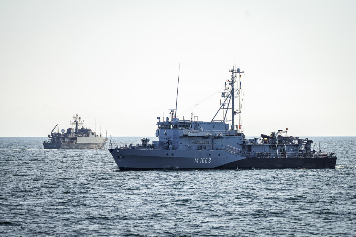 Das Minenjadgboot M 1063 Bad Bevensen fährt gemeinsam mit einem Minenjadgboot der estnischen Marine durch die Kieler Förde während der Übung Northern Coasts 2024.