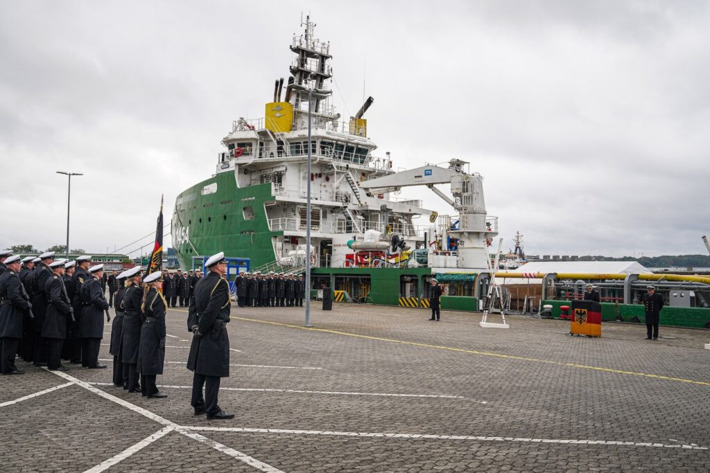 Indienststellung der BORKUM am Marinestützpunkt Kiel durch Vizeadmiral Frank Lenski, Befehlshaber der Flotte und Unterstützungskräfte.