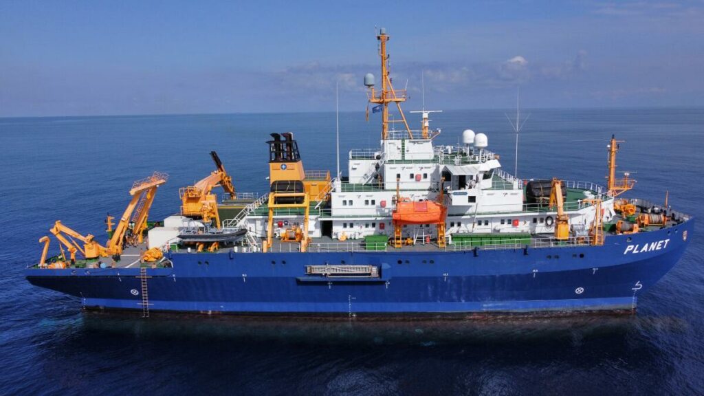 Das Forschungsschiff Planet der Wehrtechnischen Dienststelle 71 ist Teil der NATO-Unterstützungsmission in der Ägäis,