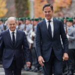 Der deutsche Bundeskanzler Olaf Scholz (l.) empfängt NATO-Generalsekretär Mark Rutte zu dessen Antrittsbesuch in Berlin.