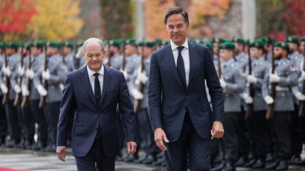 Der deutsche Bundeskanzler Olaf Scholz (l.) empfängt NATO-Generalsekretär Mark Rutte zu dessen Antrittsbesuch in Berlin.