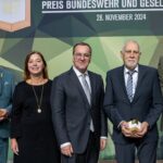 Preisverleihung: Bundeswehr und Gesellschaft. Die Preisträger und Ehrengäste (v.l.n.r.): Stabsfeldwebel Michael Eichstaedt, André Heinrich, Oberbürgermeister Marienberg, Bundestagsvizepräsidentin Yvonne Magwas, Bundesverteidigungsminister Boris Pistorius, Klaus Kunzmann, Geschäftsführender Gesellschafter der Patenschaftsgesellschaft Marineschiff Karlsruhe, Oberstudiendirektor Oliver Sluka, Direktor der Berufsschule 7 in Augsburg, und der Ehrengeschäftsführer des Deutschen Städte- und Gemeindebundes, Dr. Gerd Landsberg.