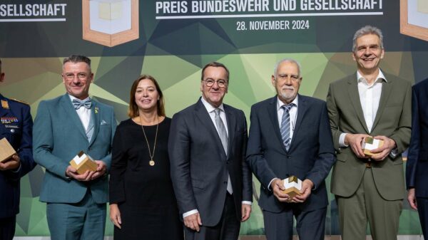 Preisverleihung: Bundeswehr und Gesellschaft. Die Preisträger und Ehrengäste (v.l.n.r.): Stabsfeldwebel Michael Eichstaedt, André Heinrich, Oberbürgermeister Marienberg, Bundestagsvizepräsidentin Yvonne Magwas, Bundesverteidigungsminister Boris Pistorius, Klaus Kunzmann, Geschäftsführender Gesellschafter der Patenschaftsgesellschaft Marineschiff Karlsruhe, Oberstudiendirektor Oliver Sluka, Direktor der Berufsschule 7 in Augsburg, und der Ehrengeschäftsführer des Deutschen Städte- und Gemeindebundes, Dr. Gerd Landsberg.