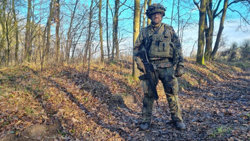 Regelmäßig nimmt Feldwebel K. an Ausbildungen teil: „Früher gab es das Prinzip „Reservisten bilden Reservisten aus“ – das hat Vor- und Nachteile. Für mich sehe ich eher die Nachteile. Also nicht in der Kameradschaft, aber im Ausbildungsstand. Wenn jemand sechs Wochen im Jahr Soldat ist, kann er gar nicht die Ausbildungshöhe eines Berufs- oder Zeitsoldaten haben und weitergeben.“