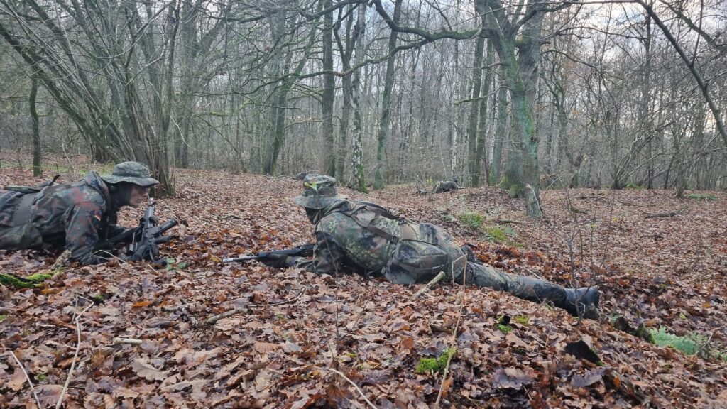 Gehen, kriechen, gleiten – leise bewegt sich der Spähtrupp durch das Gelände. Die Bäume tarnen die Soldaten, so dass sie nicht entdeckt werden. Ihr Ziel: Informationen über die feindlichen Kräfte sammeln.