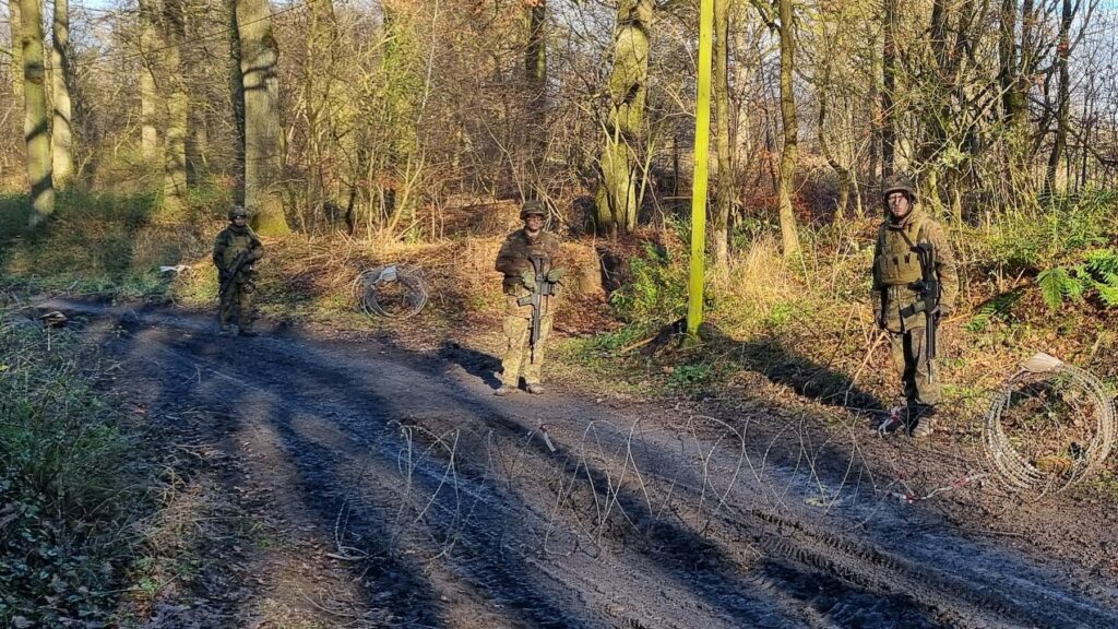 Die Soldaten haben einen Checkpoint eingerichtet.