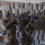 Soldaten vom Wachbataillon trainieren auf dem Truppenübungsplatz Lehnin am 18.02.2025.