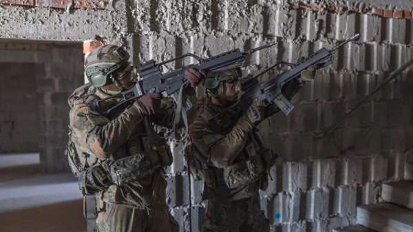 Soldaten vom Wachbataillon trainieren auf dem Truppenübungsplatz Lehnin am 18.02.2025.