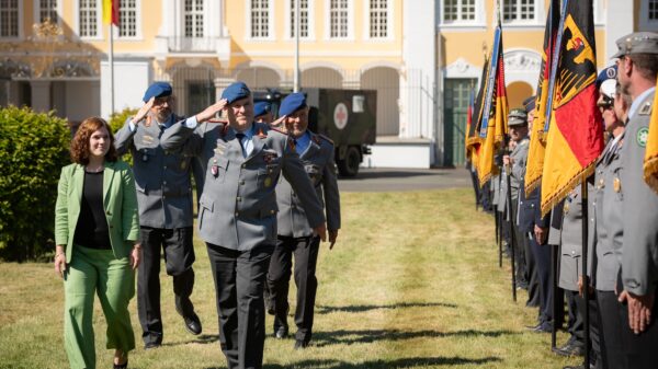 Neuer Kommandeur beim Abschreiten der Front: (von links) Diezer Verbandsbürgermeisterin Maren Busch, Generalstabsarzt Dr. Johannes Backus, Generaloberstabsarzt Dr. Ralf Hoffmann, Generalstabsarzt Dr. Armin Kalinowski.