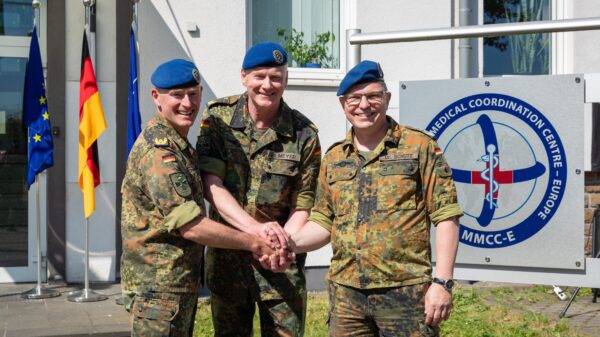Multinational Medical Coordination Centre: Übergabe vollzogen: (von links) Generalarzt Dr. Rolf von Uslar, Generalarzt Dr. Jürgen Meyer und Oberstarzt Dr. Thorsten Schütz / Weiterer Text über ots und www.presseportal.de/nr/176538 / Die Verwendung dieses Bildes für redaktionelle Zwecke ist unter Beachtung aller mitgeteilten Nutzungsbedingungen zulässig und dann auch honorarfrei. Veröffentlichung ausschließlich mit Bildrechte-Hinweis.