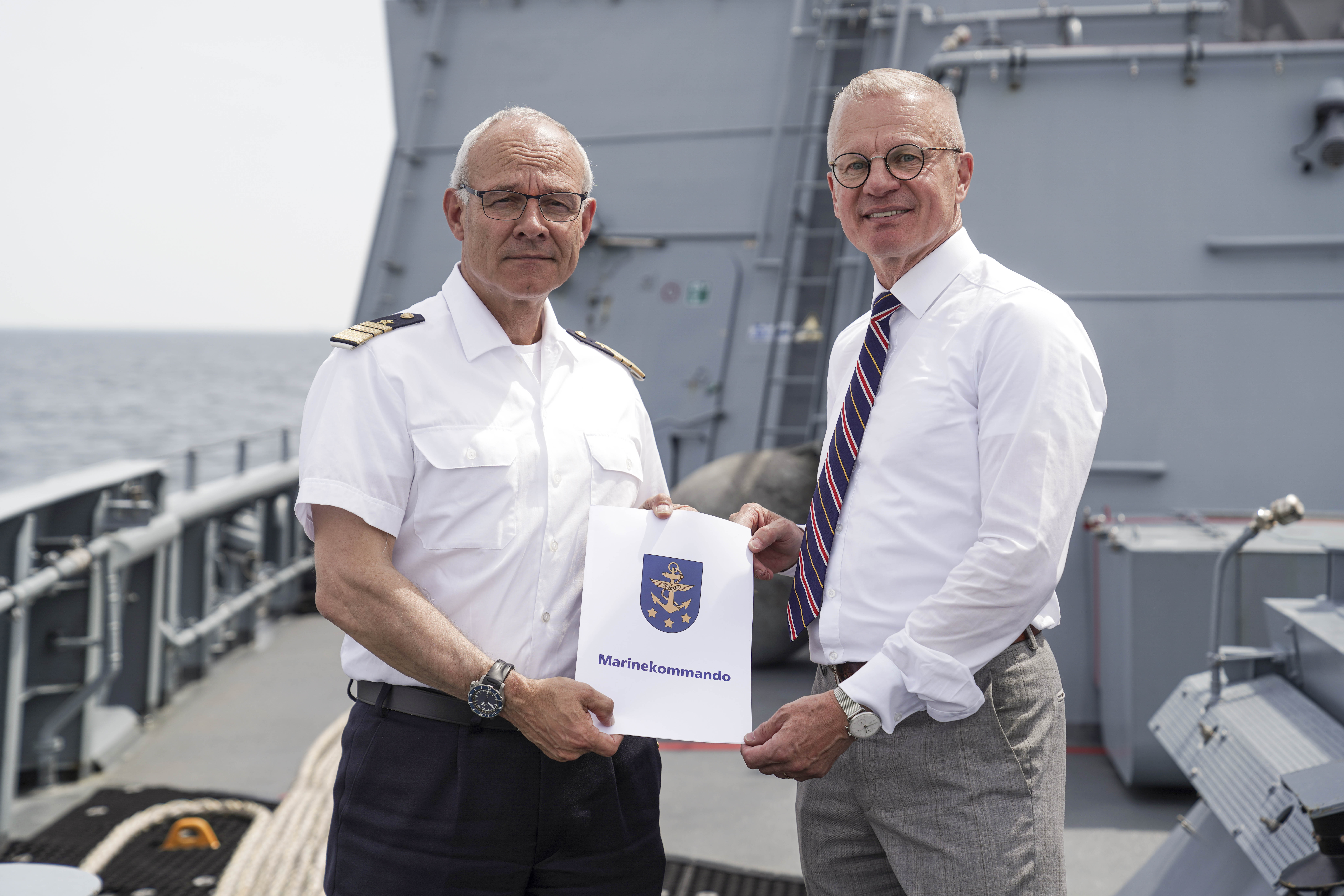 Kooperationsvereinbarung: Am 22. Juni fand bei der Kieler Woche das Auslaufen mit dem Inspekteur der Marine statt. Es waren Gäste für die Fahrt eingeladen. Der Hubschrauber Sea Lynx kam zum Fast Roping vorbei.