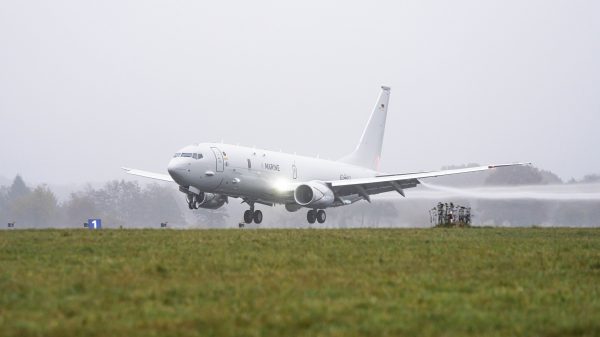 Am 07. November 2025 fand die erste Landung der deutschen P-8A Poseidon in Nordholz statt. Sie ist die erste von 8 Flugzeugen und wird als Seefernaufklärer genutzt. Hier: Erste Landung auf der Start- und Landebahn auf dem Marinefliegerstützpunktes Nordholz.