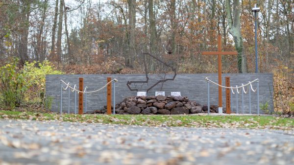 Ehrenhain aus Mali im Wald er Erinnerung feierlich eingegliedert : Ehrenhain Gao vor der Eröffnung.