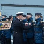 Der Befehlshaber der Flotte und Unterstützungskräfte und Stellvertreter des Inspekteurs der Marine, Vizeadmiral Axel Deetz, verleiht die Einsatzmedaille Stufe „Gefecht“ an die ehemalige Besatzung der Korvette „Ludwigshafen am Rhein“.