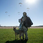 Ein Hundeführer vom Kommando Spezialkräfte (KSK) beobachtet mit seinem Zugriffsdiensthund Kameraden beim taktischen freien Fall.