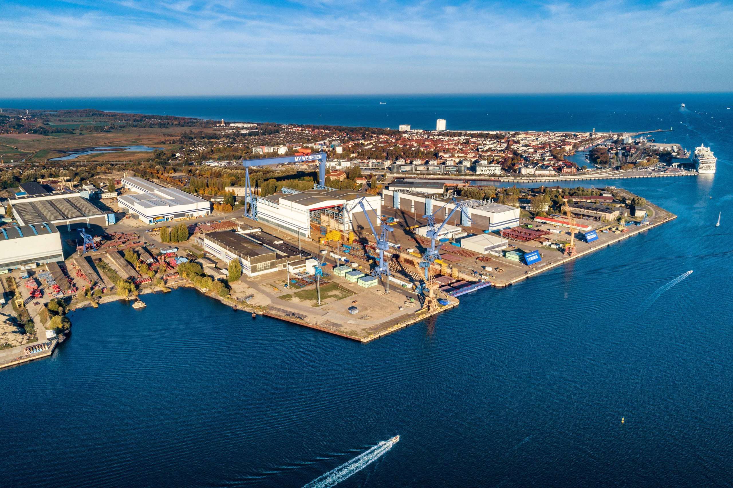 Luftaufnahme der ehemaligen MV Werften in in Rostock-Warnemünde. Seit 2022 gehört die Werft dem Bund und wird seither als Außenstelle des Marinearsenals unter dem Namen Warnowwerft geführt.