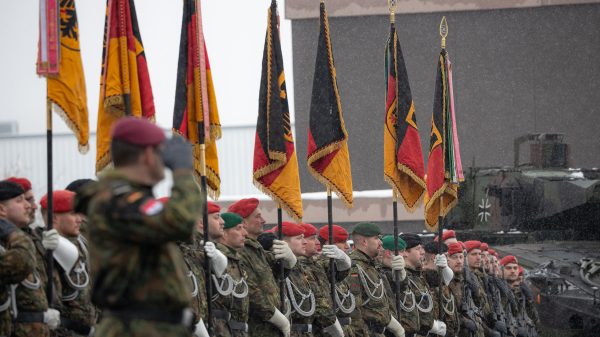 Aufwuchs: Im Rahmen eines feierlichen Appells werden der Panzerbrigade 45 "Litauen" zwei Kampftruppenbataillone - das Panzergrenadierbataillon 122 aus Oberviechtach und das Panzerbataillon 203 aus Augustdorf unterstellt.