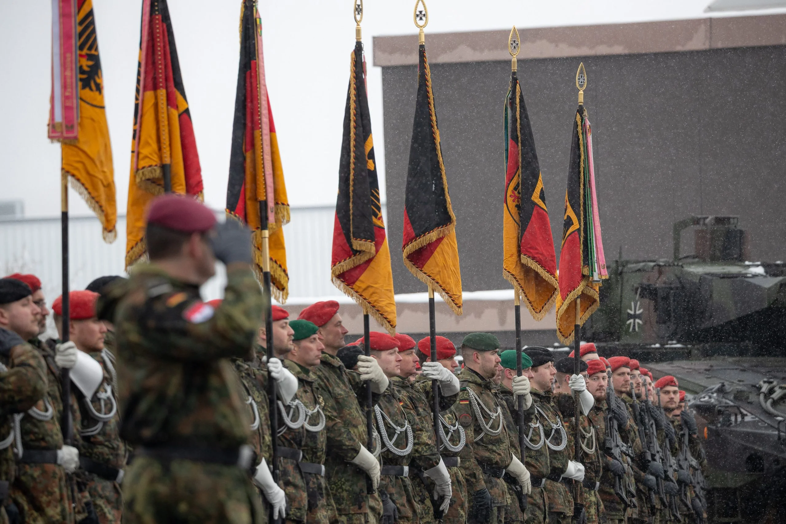 Aufwuchs: Im Rahmen eines feierlichen Appells werden der Panzerbrigade 45 "Litauen" zwei Kampftruppenbataillone - das Panzergrenadierbataillon 122 aus Oberviechtach und das Panzerbataillon 203 aus Augustdorf unterstellt.