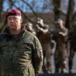 Der Kommandeur des KSK, Brigadegeneral Andreas Kühne, vor der Statue des Kommandotrupps – dem Hauptwaffensystem im Kommando Spezialkräfte.