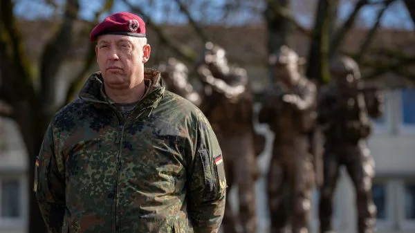 Der Kommandeur des KSK, Brigadegeneral Andreas Kühne, vor der Statue des Kommandotrupps – dem Hauptwaffensystem im Kommando Spezialkräfte.
