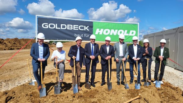 Der Spatenstich für das Logistik-Zentrum von Honold Green Aerospace für Airbus Helicopters (v.l.n.r.): Christopher Nagel / Niederlassungsleitung Goldbeck Ulm, Marianne Schmidle / Projektleitung Honold Neu-Ulm, Wolfgang Fackler / Mitglied des Landtags, Martin Werner / Member of Executive Committee of Airbus Helicopters, Heiner Matthias Honold / Geschäftsführender Gesellschafter Honold Gruppe, Michael Dinkelmeier / Landrat Landkreis Donau Ries, Karl Rehm /Bürgermeister / Stadt Rain am Lech, Birgit Kutschenreuter/ Head of Production Airbus, Tobias Katai / Geschäfsführer Honold Immobilien.