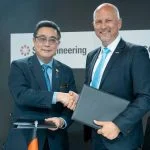 MDOcore: Goh Eng Choong (links), Präsident Cyber, ST Engineering, und Sven Heursch, Chief Digital Officer (CDO), bei der Unterzeichnung der Absichtserklärung.