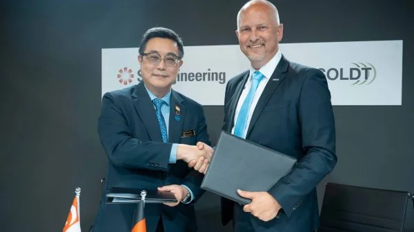 MDOcore: Goh Eng Choong (links), Präsident Cyber, ST Engineering, und Sven Heursch, Chief Digital Officer (CDO), bei der Unterzeichnung der Absichtserklärung.