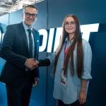 HENSOLDT-CEO Oliver Dörre und Iryna Terekh, CEO of Fire Point, bei der Unterzeichnung der Absichtserklärung.