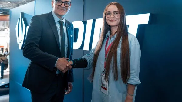 HENSOLDT-CEO Oliver Dörre und Iryna Terekh, CEO of Fire Point, bei der Unterzeichnung der Absichtserklärung.