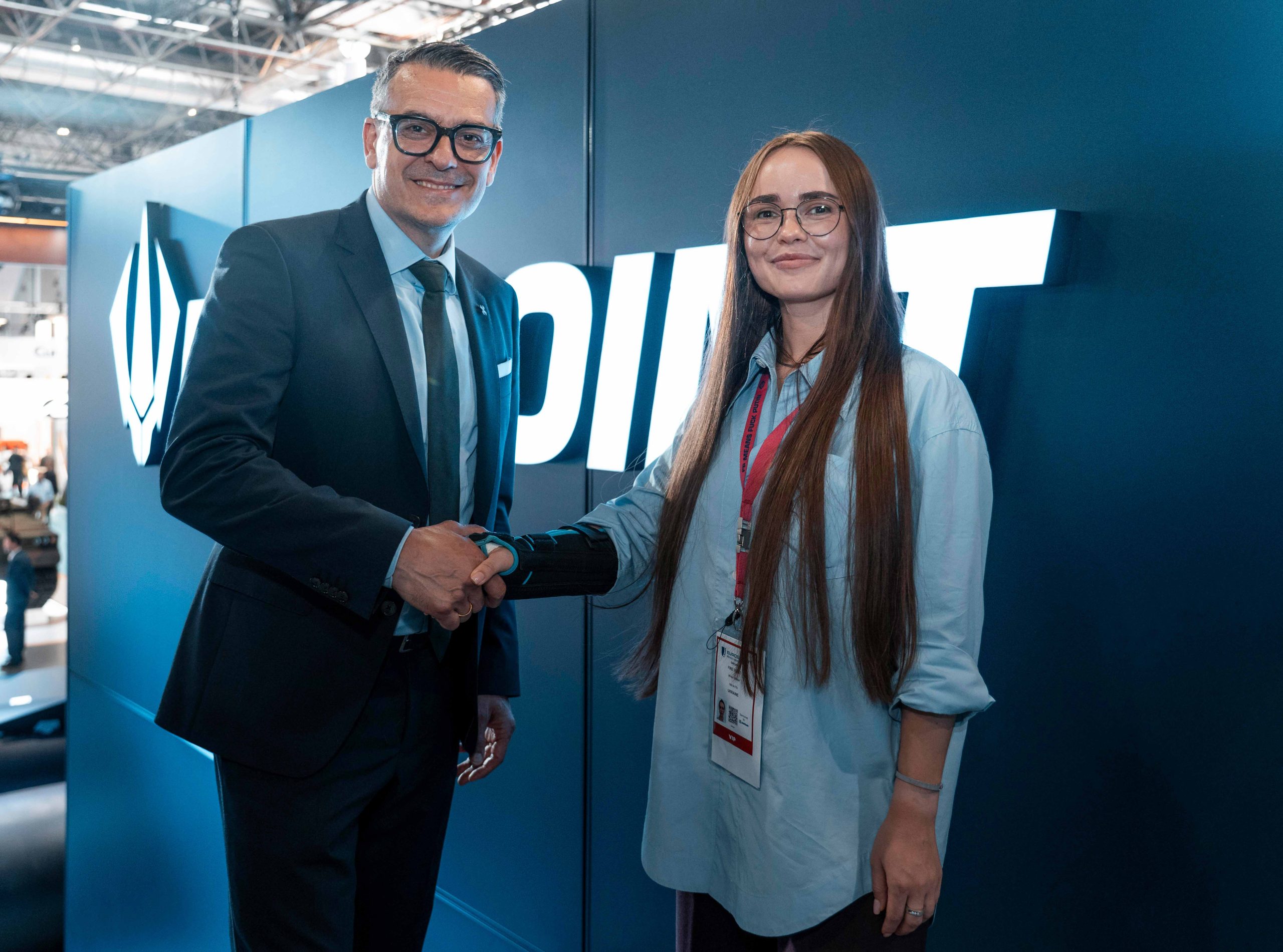 HENSOLDT-CEO Oliver Dörre und Iryna Terekh, CEO of Fire Point, bei der Unterzeichnung der Absichtserklärung.