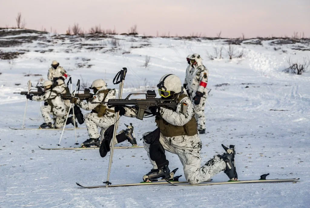 Soldaten der Gebirgsjägerbrigade 23 trainieren unter extremen Witterungsbedingungen bei der Übung Eiskristall im Gebiet Bardufoss-Skjold/Norwegen im Jahr 2018. Diese Kälteübungen und deren Erkenntnisse helfen nun bei der Mission in Grönland.