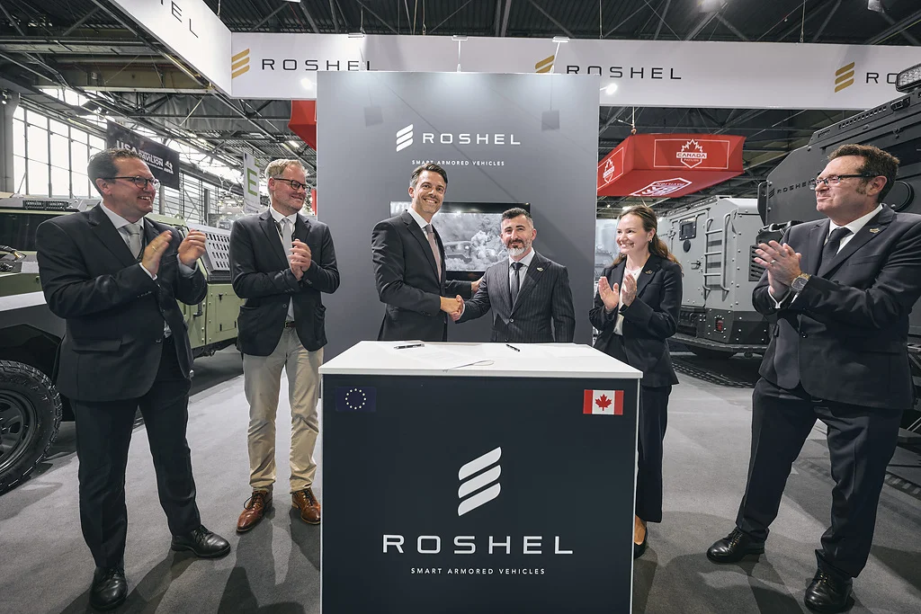 Von links nach rechts: Daniel Zittel, CSO, Daimler Truck Defence; Jan Debler, Head of Sales Overseas, Daimler Truck Defence, Dennis Kinzelmann, CEO Daimler Truck Defence; Roman Shimonov, CEO, Roshel; Maria Tkacheva, COO, Roshel; Ignacio Bonel, CSO, Roshel