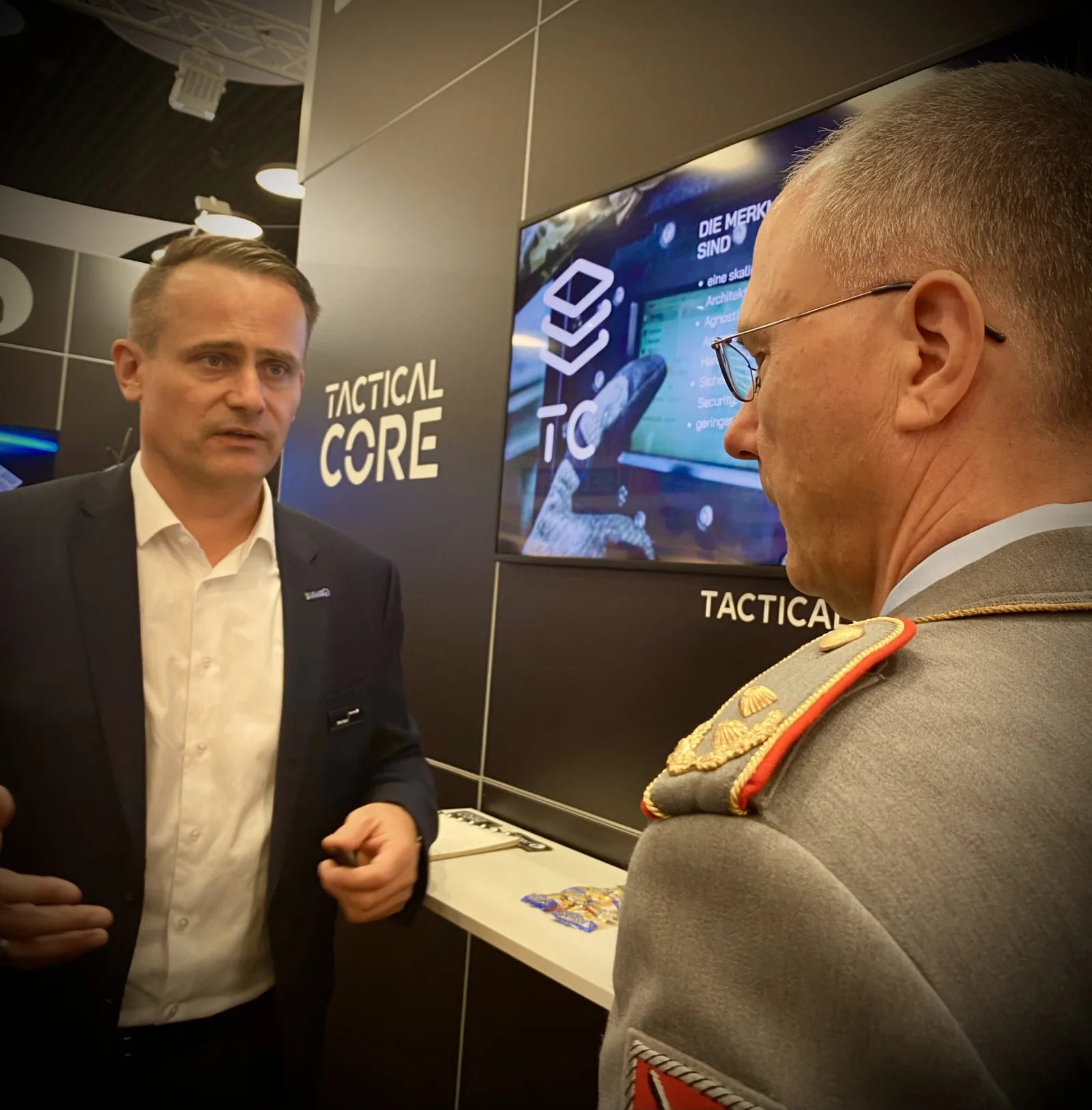 Blackned CEO Timo Haas im Gespräch zur Software-Lösung Tactical Core auf der AFCEA Fachausstellung 2022.