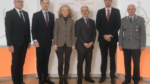 Generalkonsul Kušlys, Außenminister Budys, Prof. Kern, Prof. Masala, Mitarbeiter von Prof. Masala Bluhm, Oberst Henkelmann (v.l.n.r.)