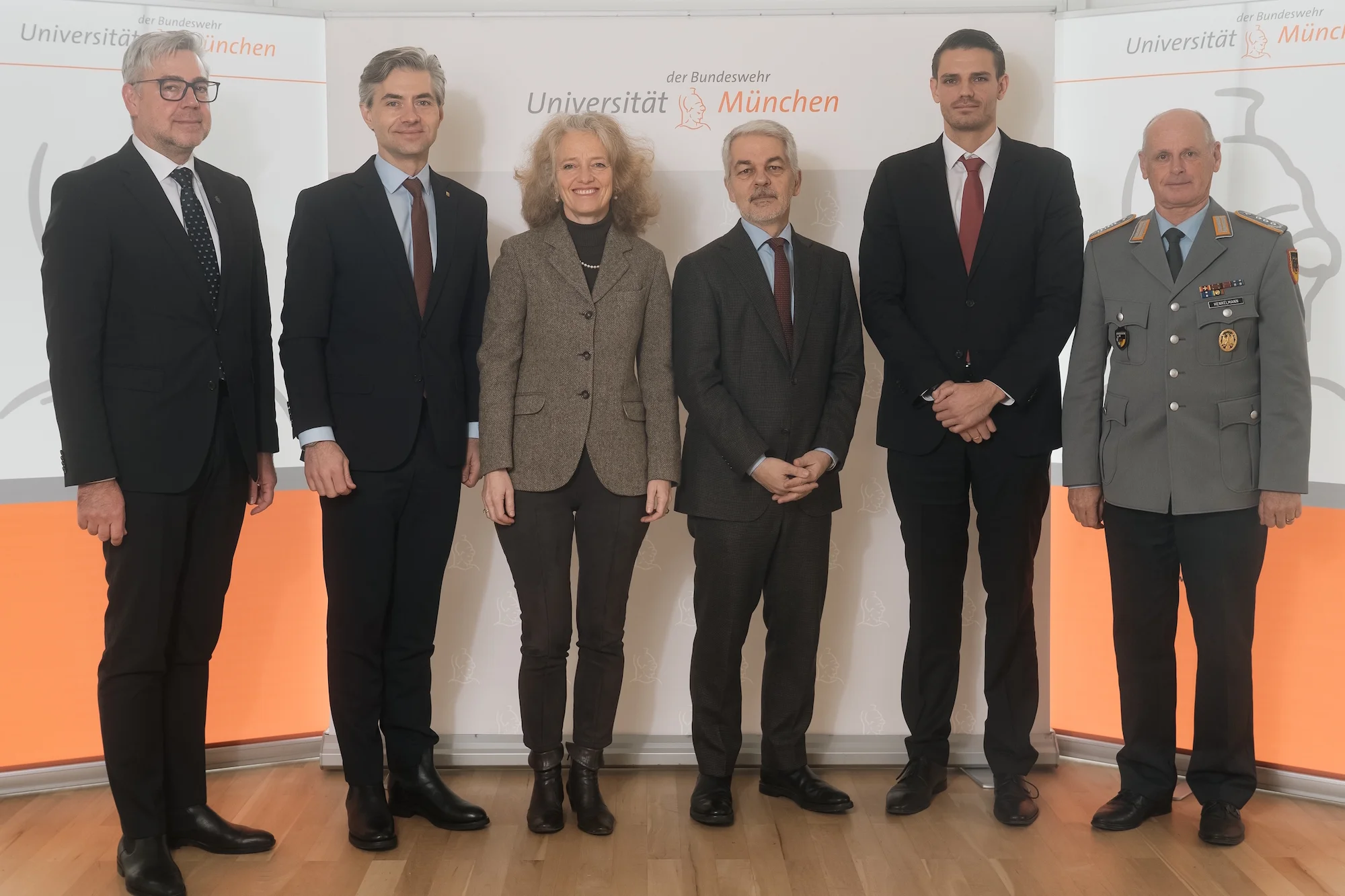 Generalkonsul Kušlys, Außenminister Budys, Prof. Kern, Prof. Masala, Mitarbeiter von Prof. Masala Bluhm, Oberst Henkelmann (v.l.n.r.)