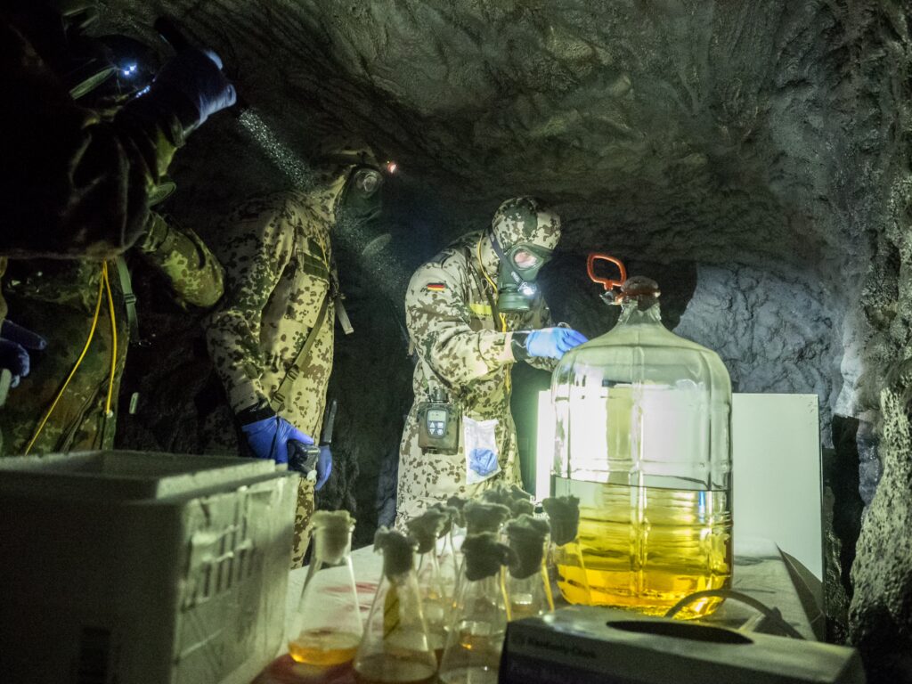 Laborbetrieb unter ABC-Bedingungen stellt die Soldatinnen und Soldaten vor hohe Anforderungen. Foto: Bundeswehr / Michael Lukaszewski