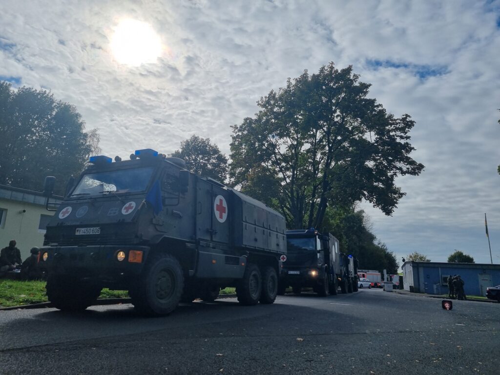 Zu den Einsatzfahrzeugen der Sanitätsstaffel 1 gehören auch ein Duro 3 Yak, ein hochmobiles gepanzertes Mehrzweck-Radfahrzeug und das ungeschütztes Verwundetentransportfahrzeug (UVT).