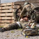 Tod der Golden Hour: Soldaten mit Erweiterter Grundbefähigung (EGB-Kräfte) aus Zweibrücken trainieren die Erstversorgung eines Verwundeten im Rahmen der Übung Red Griffin/Colibri 50.