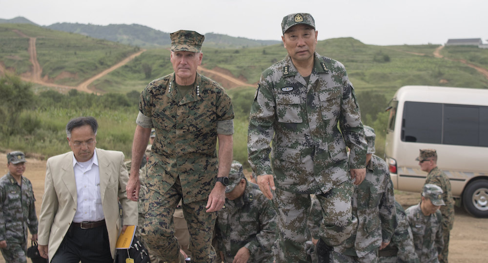 Marine Corps General Joseph F. Dunford Jr., damaliger Generalstabschef der USA, trifft General Song Puxuan von der chinesischen Volksbefreiungsarmee in deren Stützpunkt in Shenyang/China im August 2017. Foto: U.S. Navy/Dominique A. Pineiro