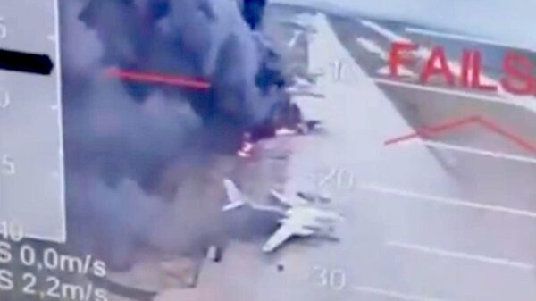 Videoaufnahmen des ukrainischen Geheimdienstes sollen in den Sozialen Netzwerken brennende russische Bomber zeigen.