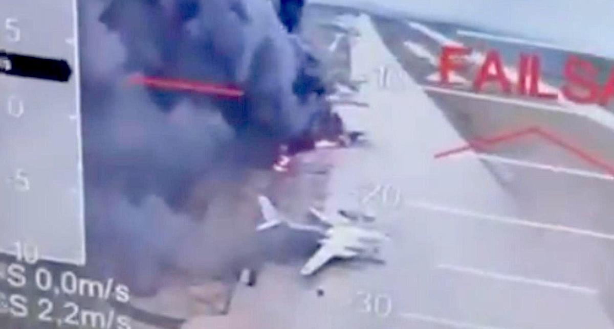 Videoaufnahmen des ukrainischen Geheimdienstes sollen in den Sozialen Netzwerken brennende russische Bomber zeigen.