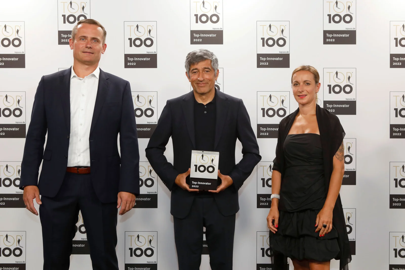Ehrung auf dem Deutschen Mittelstands-Summit im Juni 2022: Ranga Yogeshwar würdigt die Blackned GmbH aus Heimertingen anlässlich ihres Erfolges beim Innovationswettbewerb TOP 100.