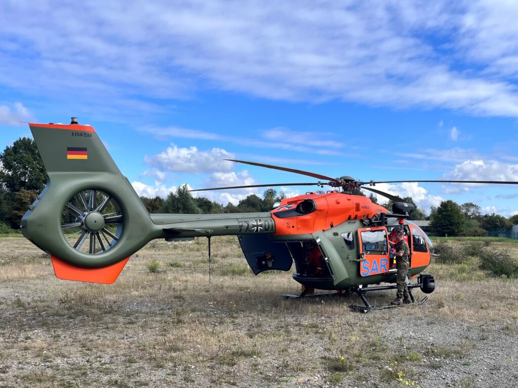 Ein Rettungshubschrauber (Search and Rescue) stand für den Transport von Schwerstverletzten bereit. Auch dieses Szenario wurde geübt.