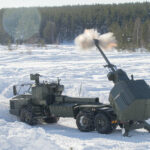 Das schwedische Archer Artilleriesystem bietet während einer Übung Live-Feuerunterstützung bei der Winterkriegsführung. NATO SSgt Dan Bardsley GBRA