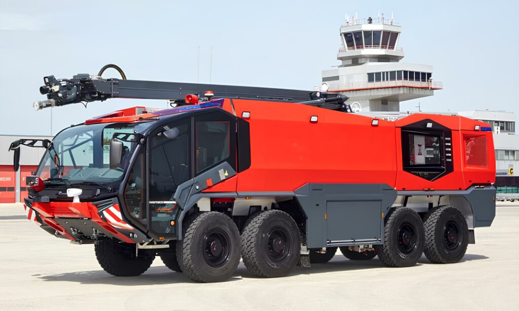 Für den sicheren Betrieb von Flughäfen im Inland sowie im Rahmen von Auslandseinsätzen beschafft die Bundeswehr bis zu 60 neue Flugfeldlöschfahrzeuge für den abwehrenden Brandschutz.