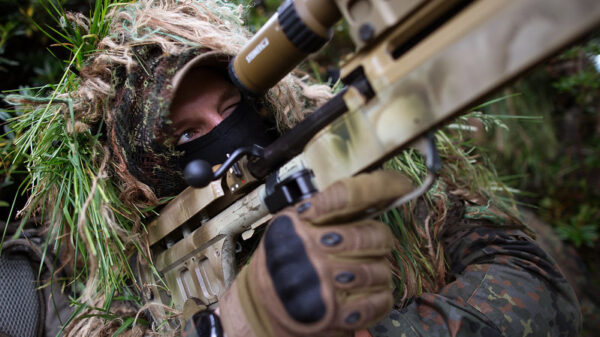 Ein KSK-Soldat der Bundeswehr bei der Scharfschützenausbildung interessiert sich auch für das KSK Symposium..
